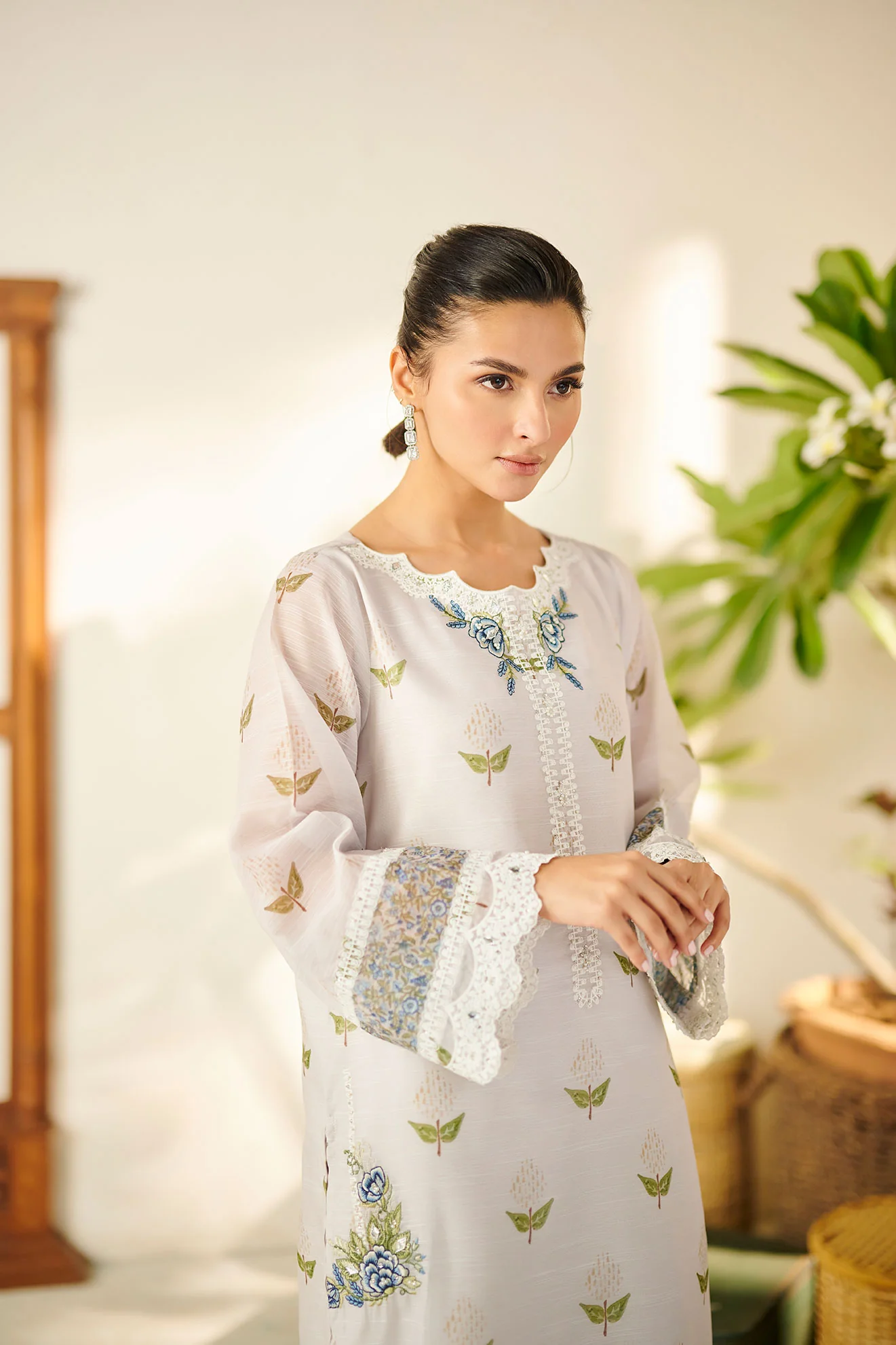 DC-2090 OFF WHITE 2PCS MUNAR EMBROIDERED KURTA WITH TROUSER - Image 3
