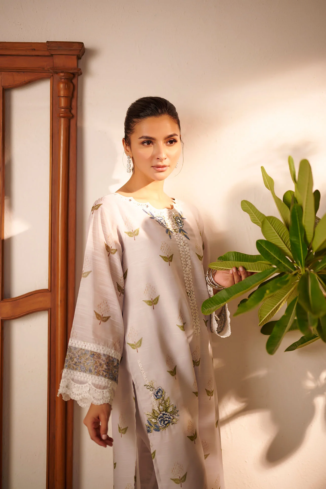 DC-2090 OFF WHITE 2PCS MUNAR EMBROIDERED KURTA WITH TROUSER - Image 5