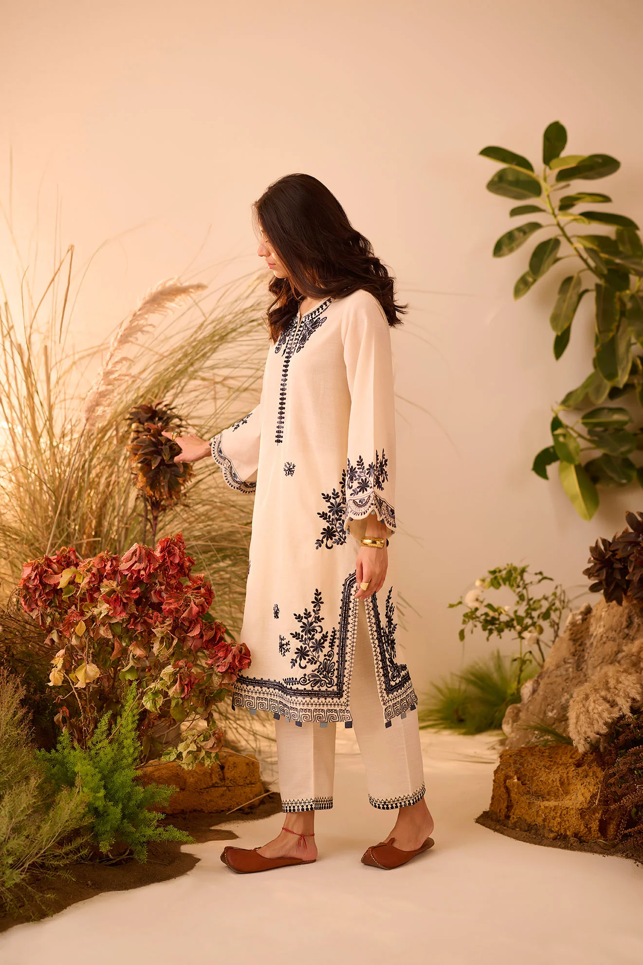 DC-2117 OFFWHITE KHADDAR 2PCS EMBROIDERED KURTA WITH TROUSER - Image 2
