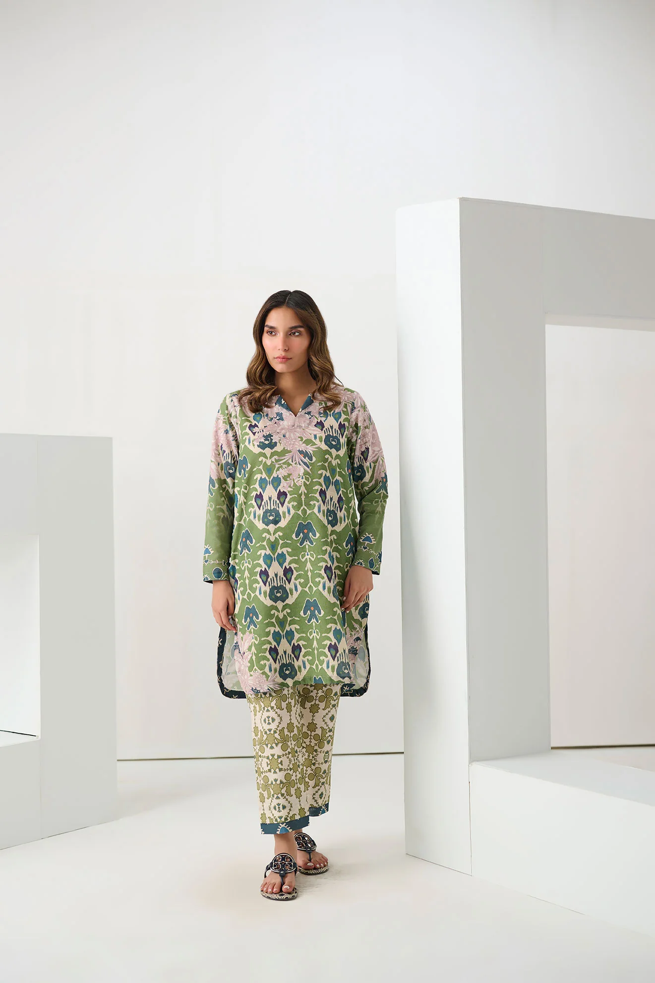 DC-2271 GREEN 2PCS EMBROIDERED KURTA WITH TROUSER