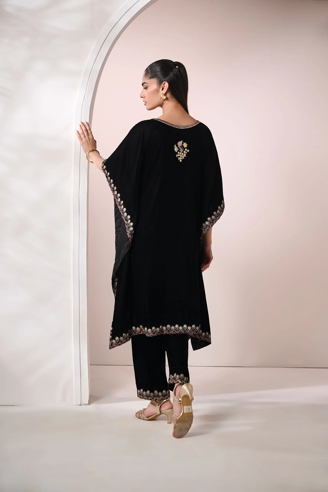 FW24DA-2602 BLACK 2PCS EMBROIDERED KURTA WITH TROUSER - Image 3