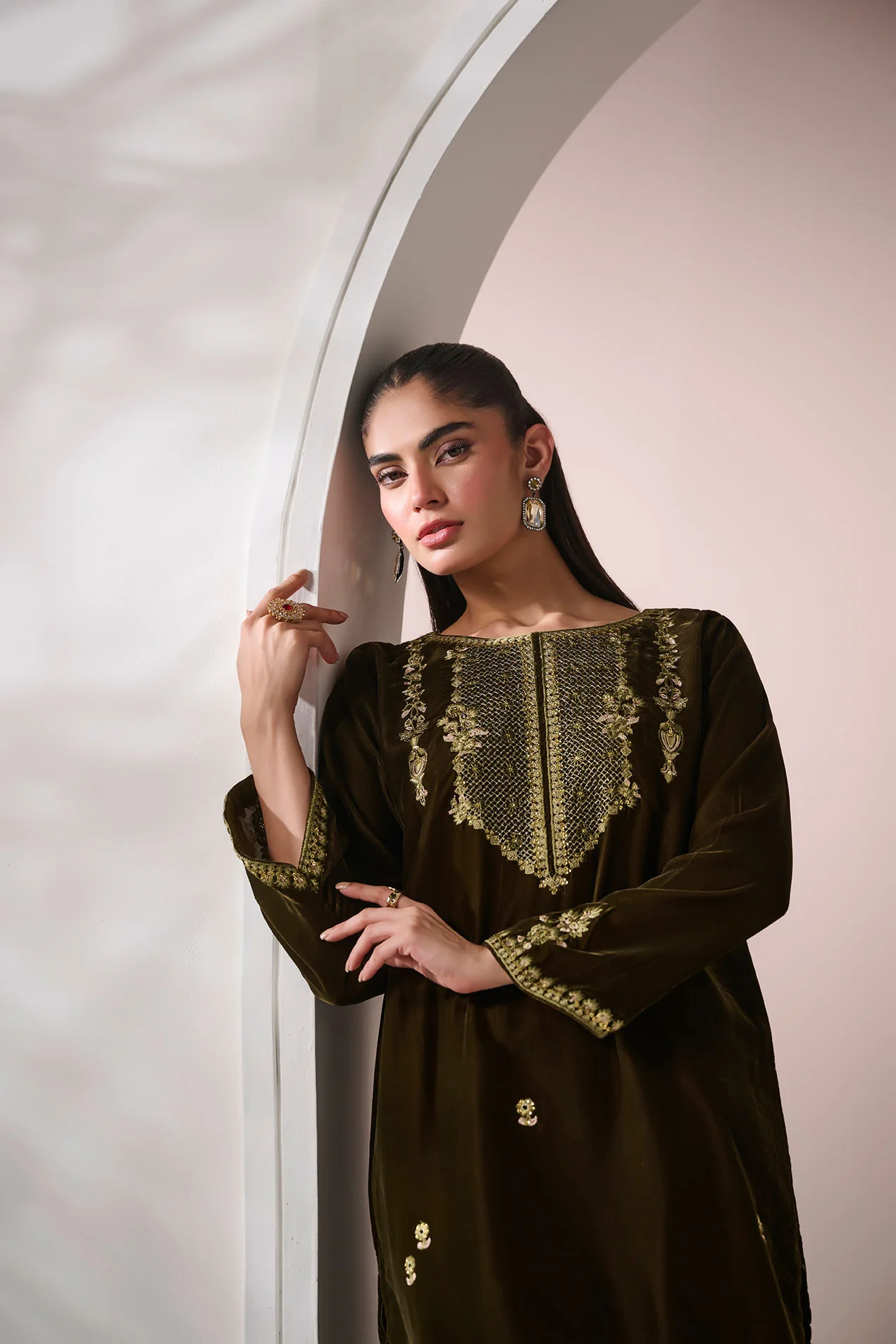 FW24DA-2603   OLIVE GREEN  2PCS  EMBROIDERED KURTA WITH TROUSER - Image 4