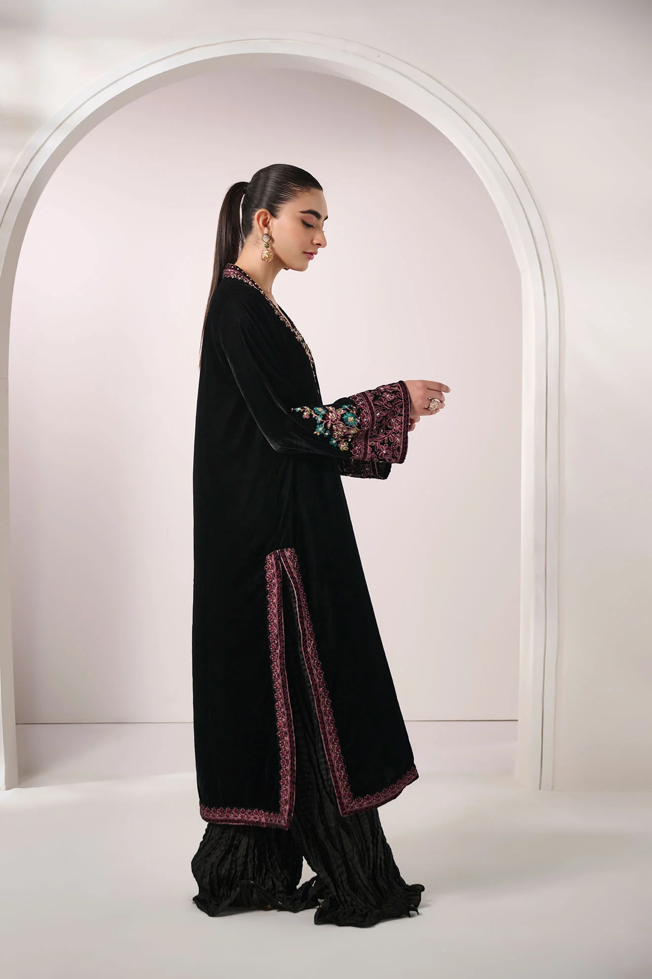 FW24DA-2607   BLACK  2PCS  EMBROIDERED KURTA WITH TROUSER - Image 5