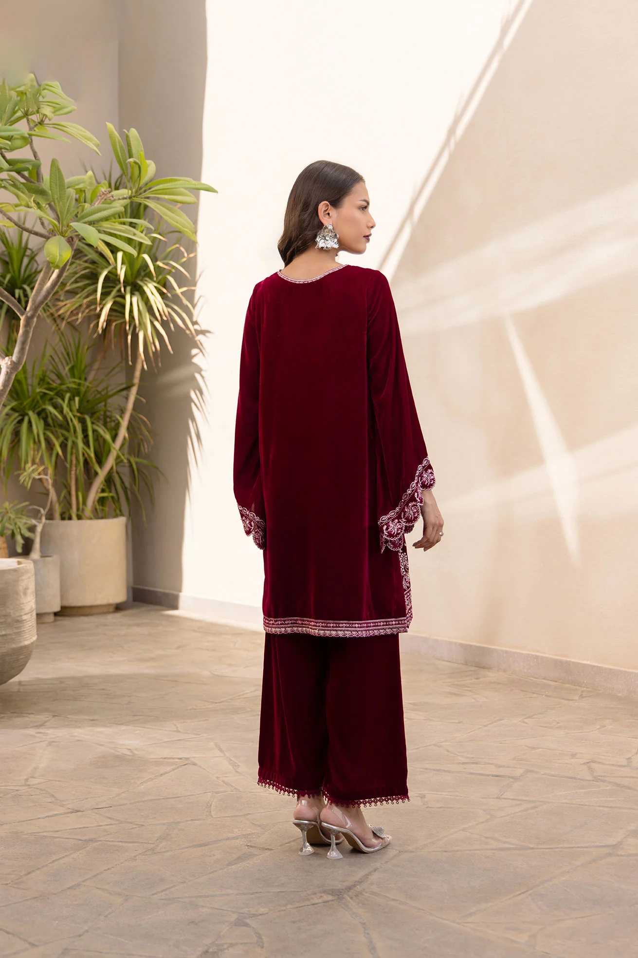 FW24DA-2610 MAROON 2PCS EMBROIDERED KURTA WITH TROUSER - Image 4