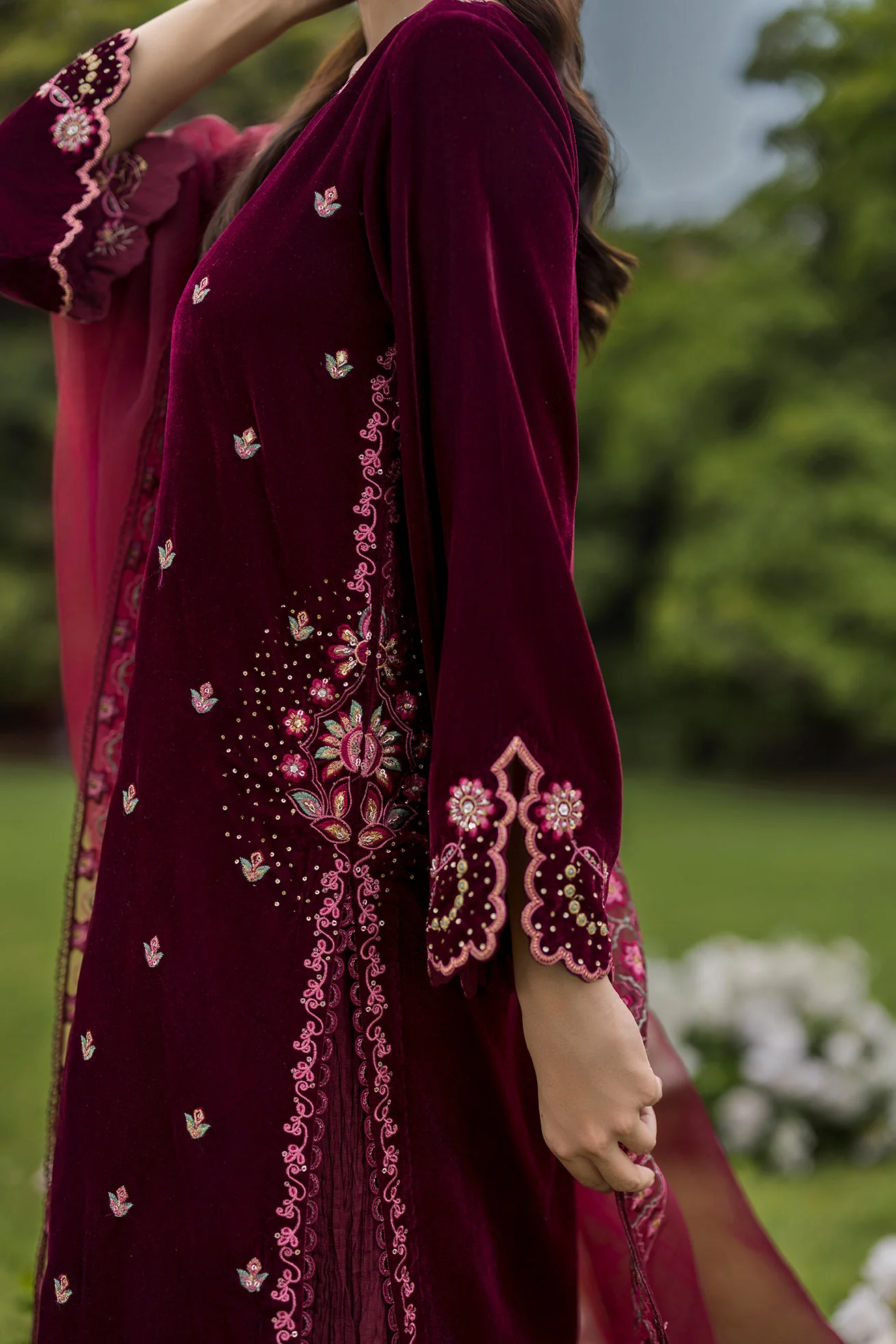 FW25DA-2826 MAROON 2PCS EMBROIDERED KURTA WITH TROUSER - Image 7