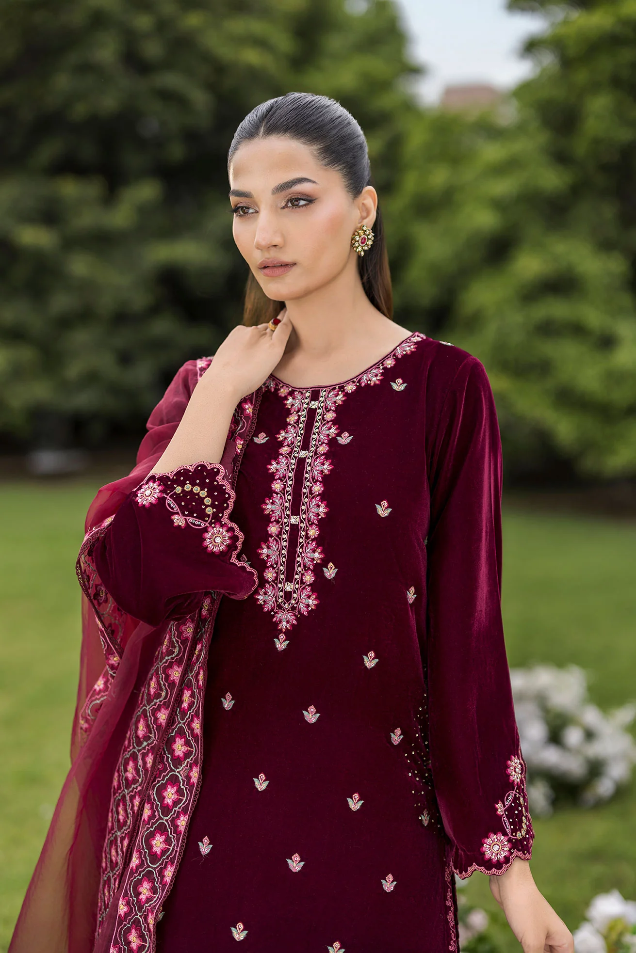 FW25DA-2826 MAROON 2PCS EMBROIDERED KURTA WITH TROUSER - Image 9