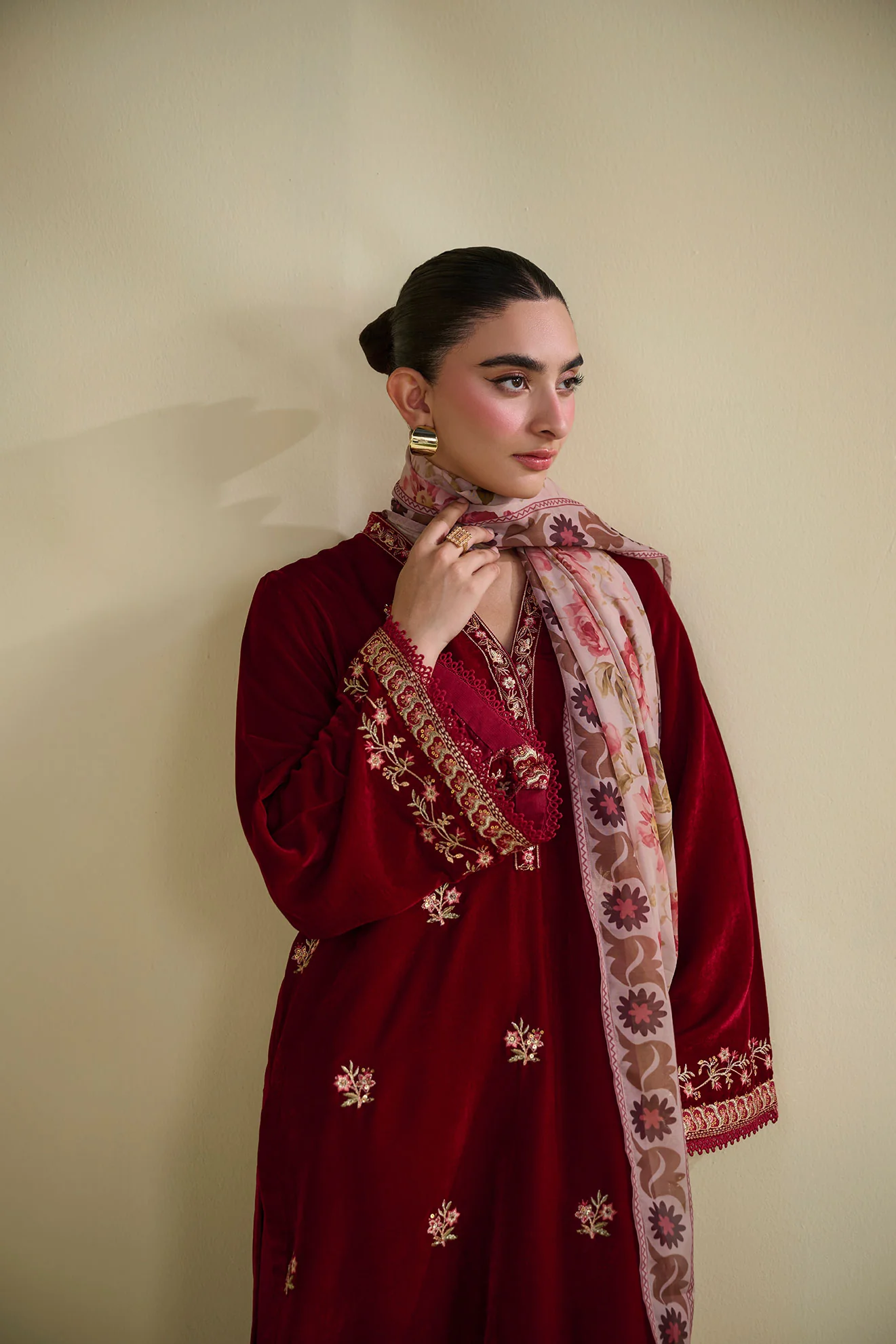 FW25DA-2828 MAROON 2PCS EMBROIDERED KURTA WITH TROUSER - Image 6
