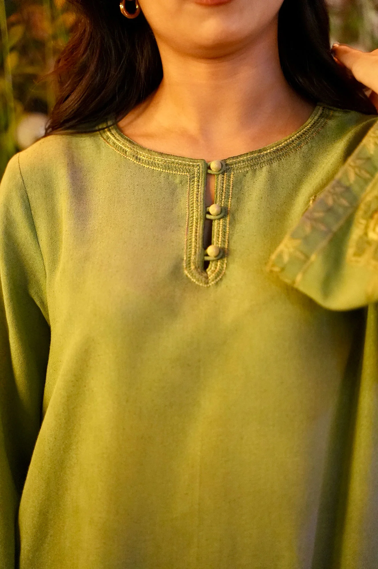 FW25DC-2882 GREEN 2PCS EMBROIDERED KURTA WITH TROUSER - Image 4