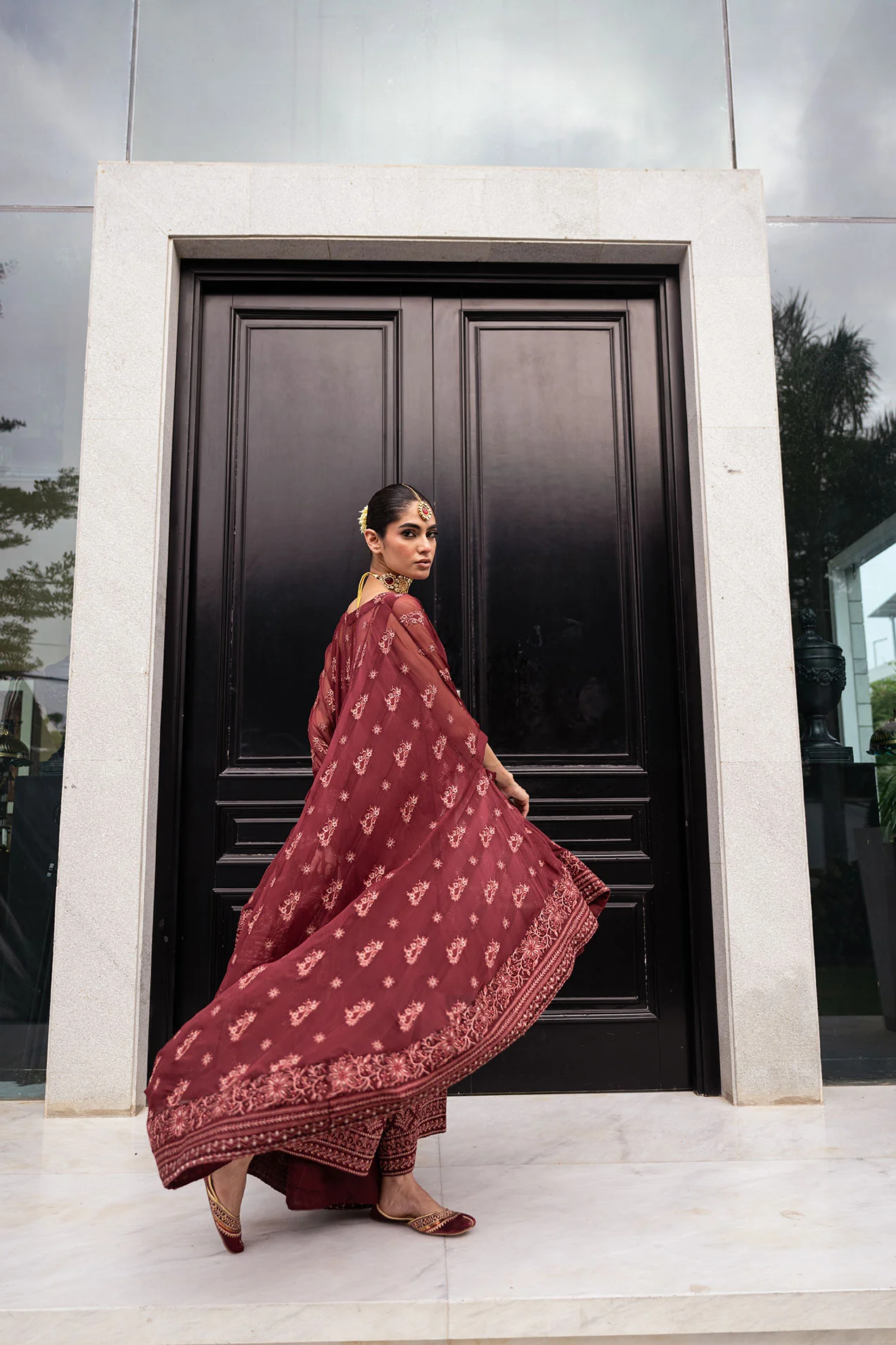 SS24DA-2415 MAROON 2PCS EMBROIDERED CAPE WITH TROUSER - Image 4