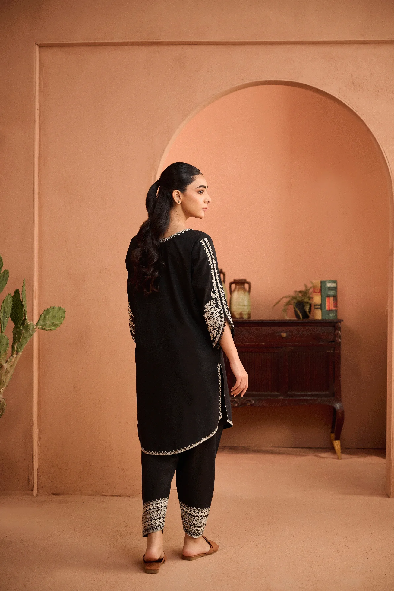 SS24DC-2457 BLACK 2PCS EMBROIDERED KURTA WITH TROUSER - Image 4