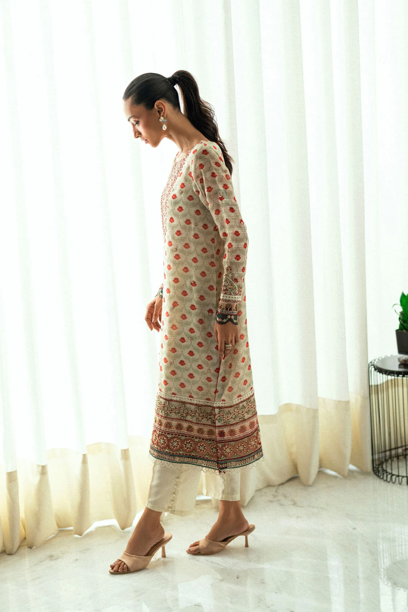 SS25DA-2685 CREAM 2PCS EMBROIDERED KURTA WITH TROUSER - Image 3