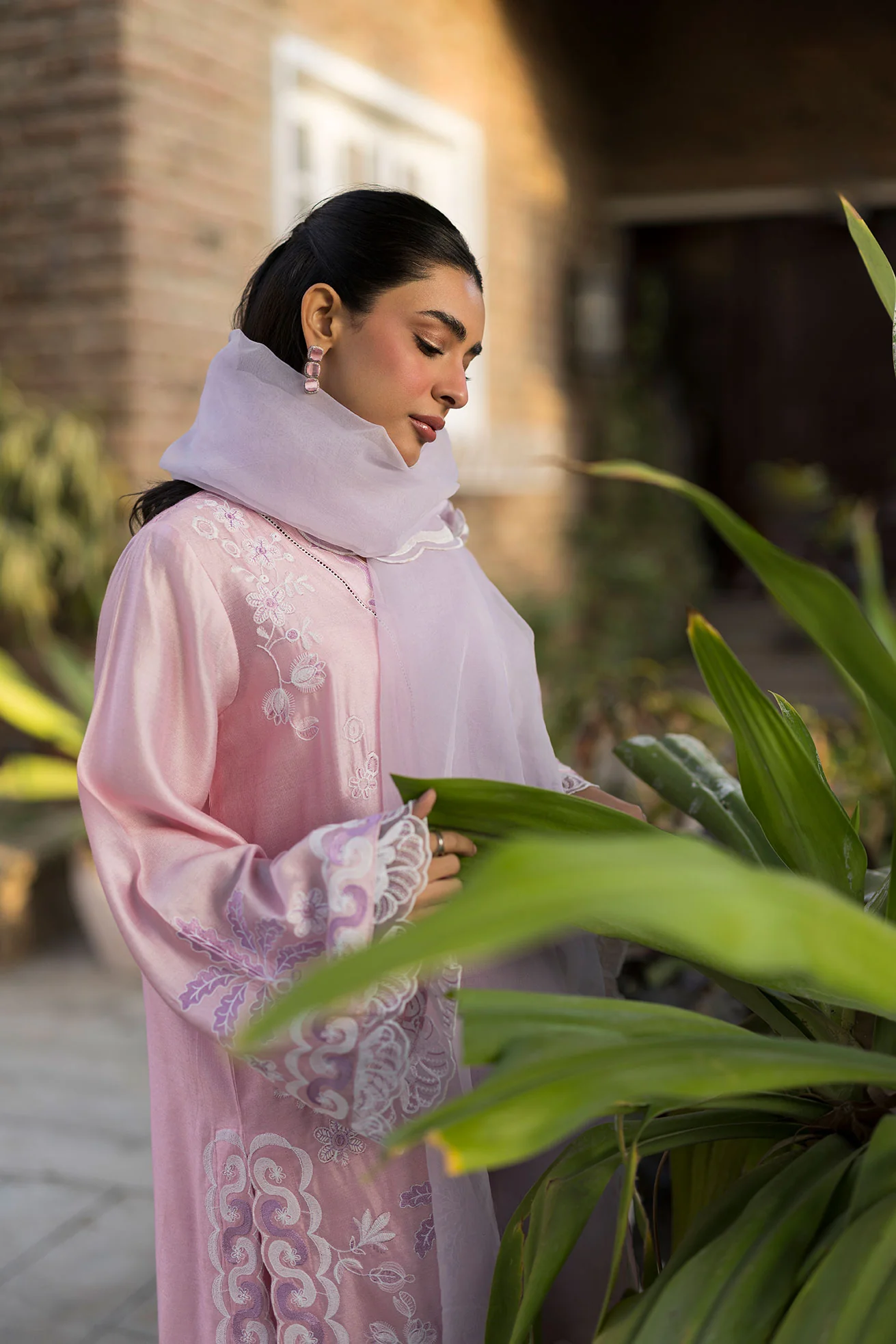 SS25DA-2765 PINK 2PCS EMBROIDERED KURTA WITH TROUSER - Image 4