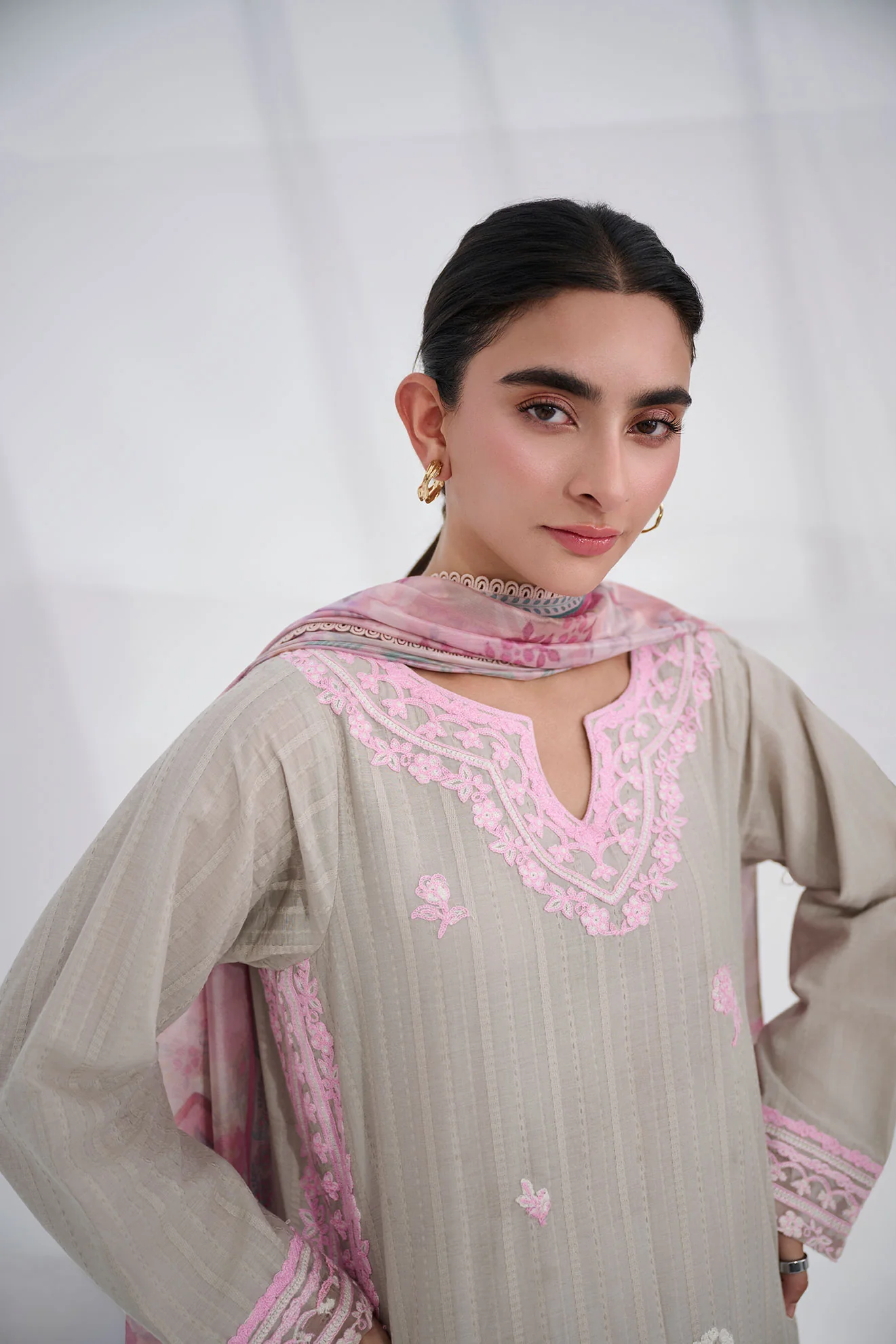 SS25DC-2563 GREY COTTON JACQUARD 2PCS EMBROIDERED KURTA WITH TROUSER - Image 4