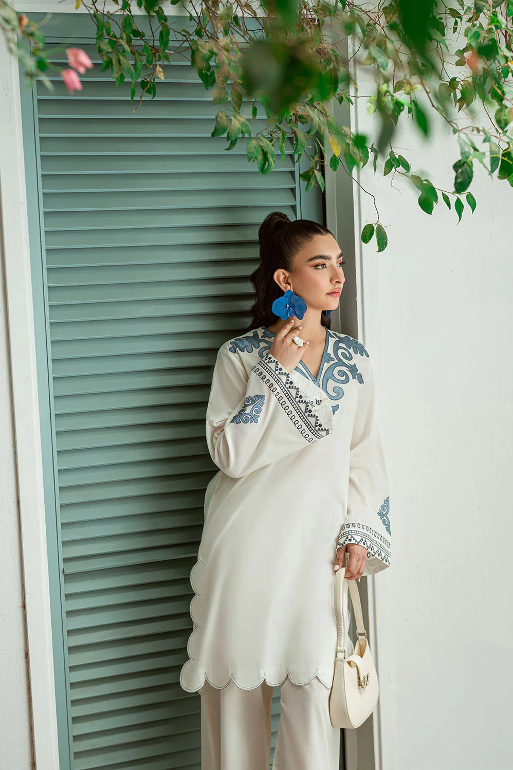 SS25DC-2574 WHITE 2PCS EMBROIDERED KURTA WITH TROUSER - Image 5