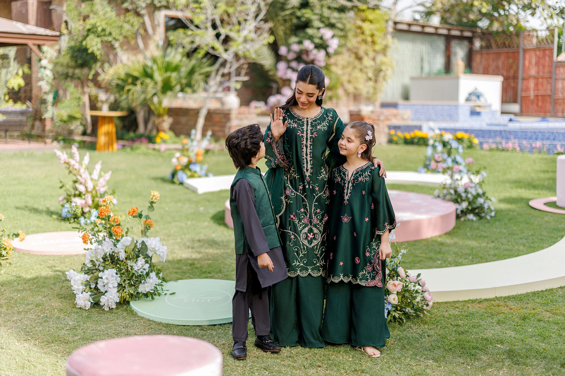 SS26DA-2902 BOTTLE GREEN 2PCS EMBROIDERED KURTA WITH TROUSER - Image 11